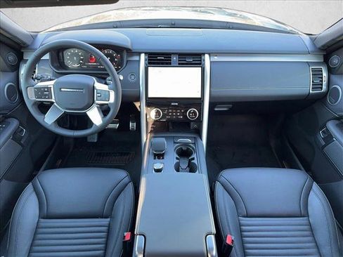 New 2025 Land Rover Discovery Dynamic SE image 9
