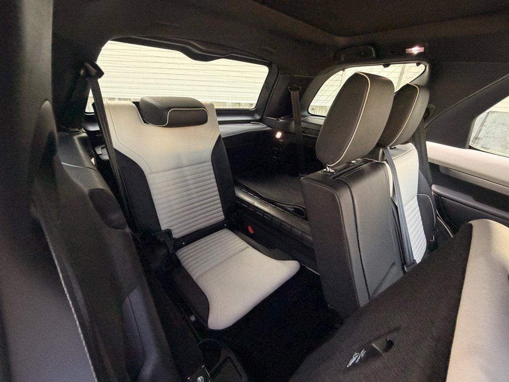 Used 2021 Land Rover Discovery HSE R-Dynamic AWD/4WD image 25