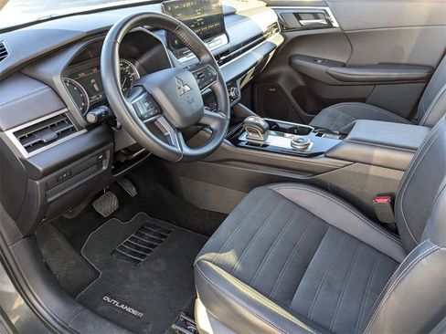 Used 2025 Mitsubishi Outlander SE image 18