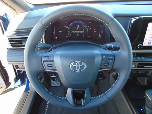 Used 2025 Toyota Camry SE image 15