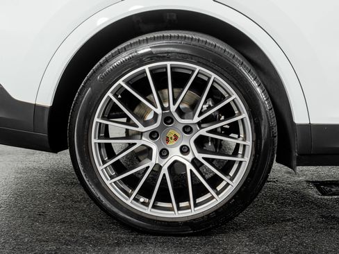 Used 2023 Porsche Cayenne Platinum Edition image 7