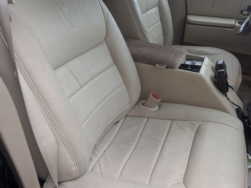 Used 1999 Lincoln Town Car Executive image 26