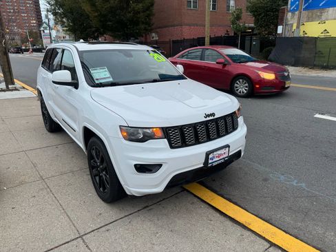 Used 2020 Jeep Grand Cherokee Altitude image 4