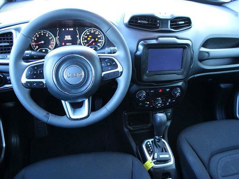 Used 2019 Jeep Renegade Latitude w/ Popular Equipment Group image 17