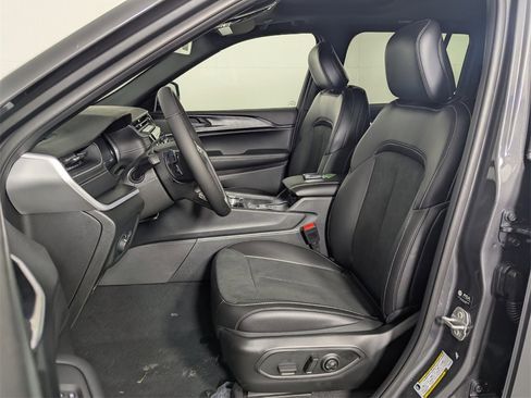 New 2025 Jeep Grand Cherokee Altitude image 12