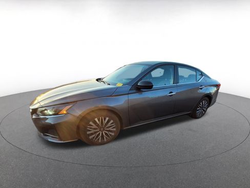 Used 2025 Nissan Altima 2.5 SV image 3