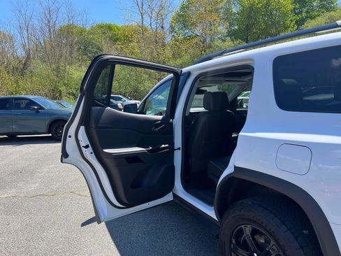 Used 2022 GMC Acadia AT4 w/ Technology Package AWD/4WD image 34