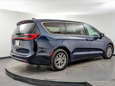 Used 2025 Chrysler Pacifica Select FWD image 8