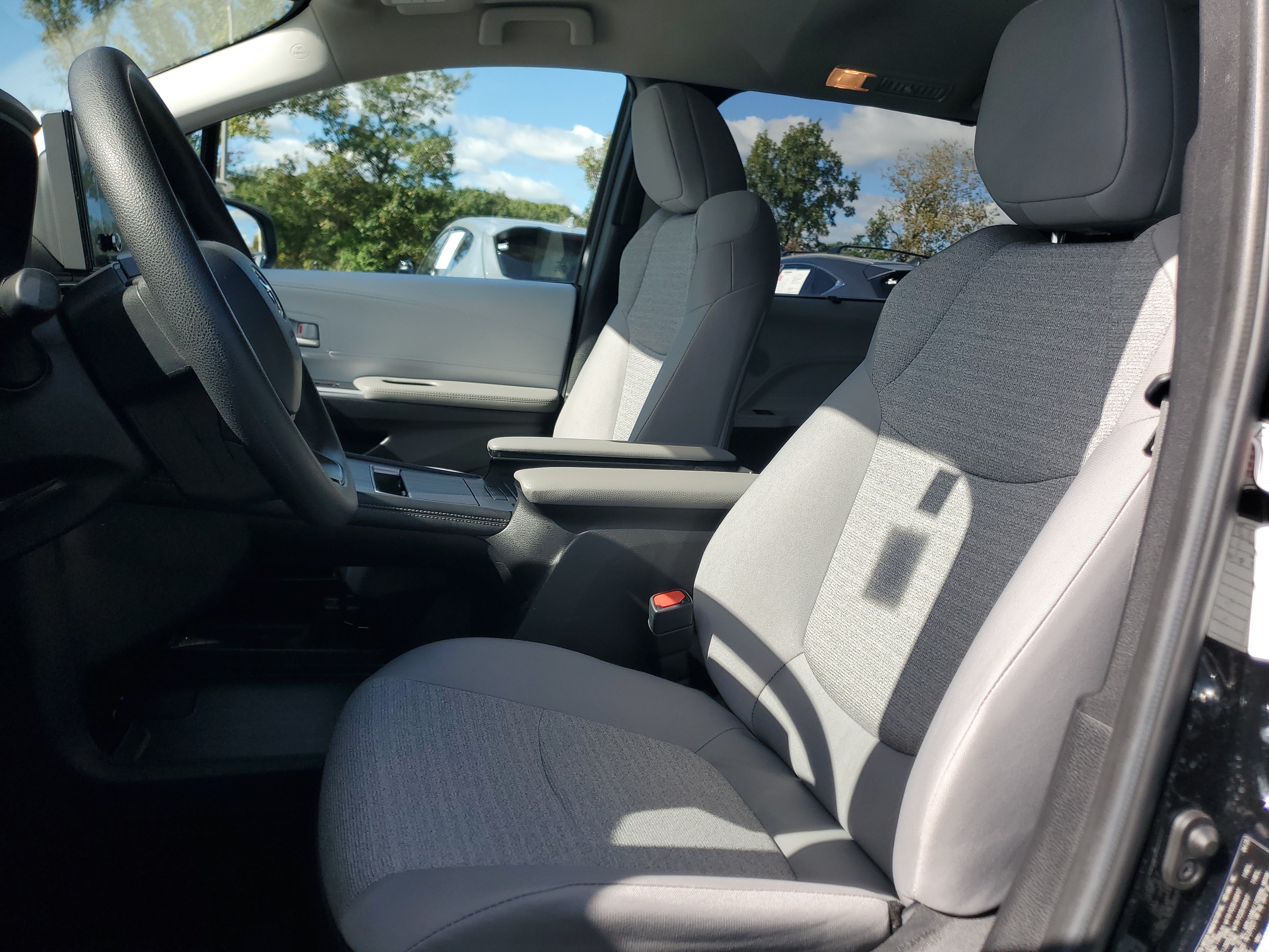 Certified 2025 Toyota Sienna LE FWD image 21