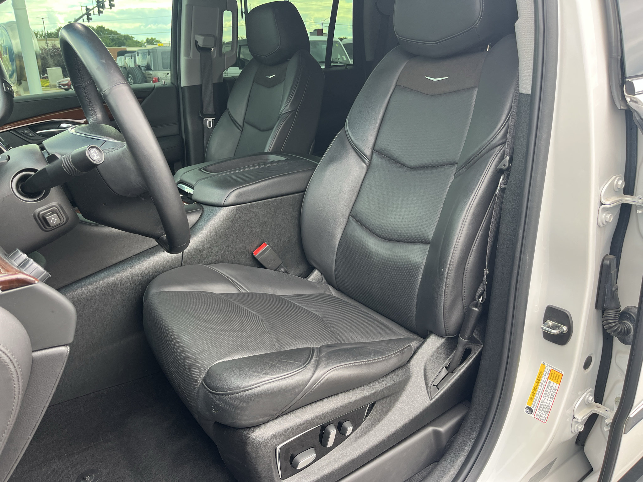 Used 2018 Cadillac Escalade Premium Luxury AWD/4WD image 16