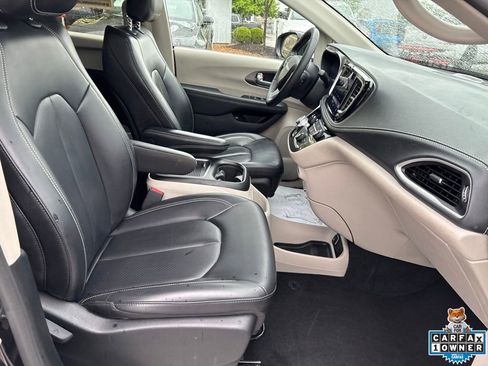 Used 2023 Chrysler Pacifica Touring-L FWD image 45