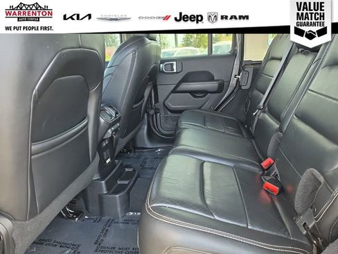 Used 2018 Jeep Wrangler Unlimited Sahara AWD/4WD image 10