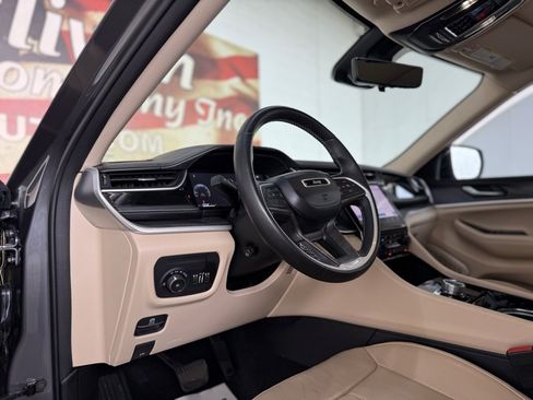 Used 2022 Jeep Grand Cherokee Limited w/ Luxury Tech Group II image 25