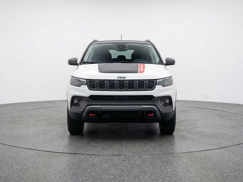 Used 2025 Jeep Compass Trailhawk w/ Trailer Tow Group AWD/4WD image 2