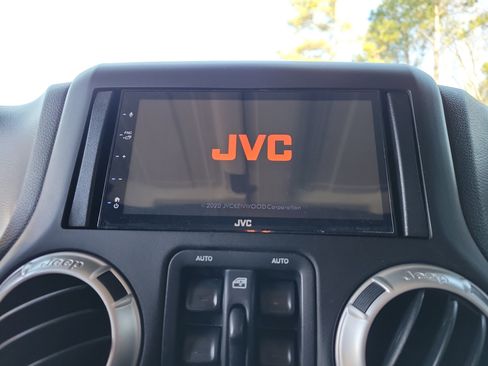 Used 2017 Jeep Wrangler Unlimited Rubicon w/ Connectivity Group image 14