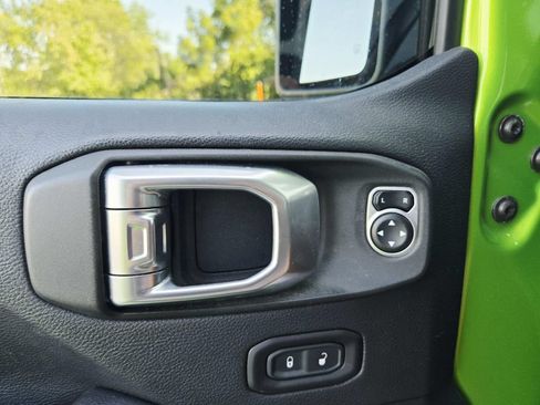 Used 2018 Jeep Wrangler Unlimited Sahara w/ Safety Group AWD/4WD image 40