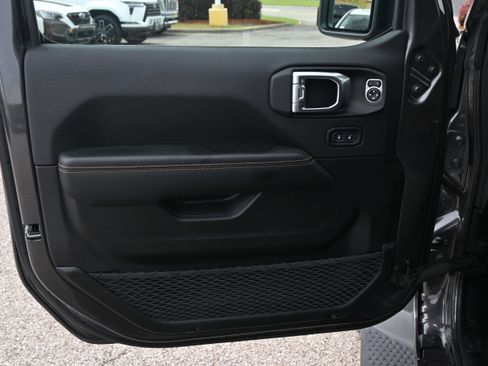 Used 2025 Jeep Wrangler Unlimited Sahara AWD/4WD image 13