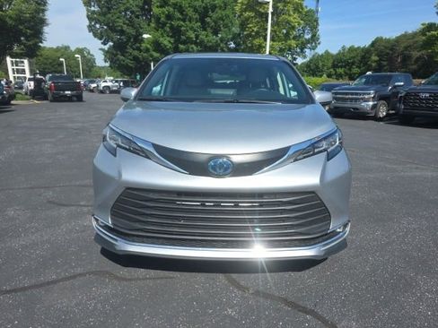 Used 2021 Toyota Sienna XLE FWD image 2