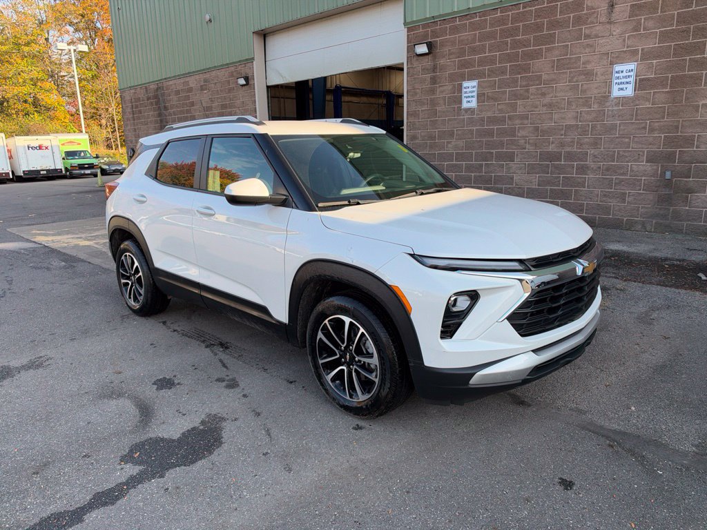 Used 2024 Chevrolet TrailBlazer LT FWD image 2