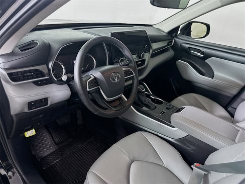 Used 2025 Toyota Highlander XLE image 28
