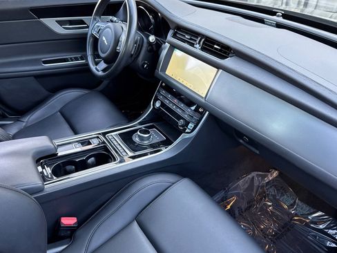 Used 2019 Jaguar XF Premium image 30