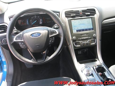 Used 2020 Ford Fusion SE FWD image 6