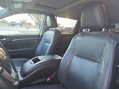 Used 2018 Toyota Highlander Limited image 26