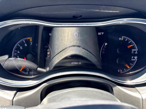 Used 2018 Jeep Grand Cherokee Laredo image 32