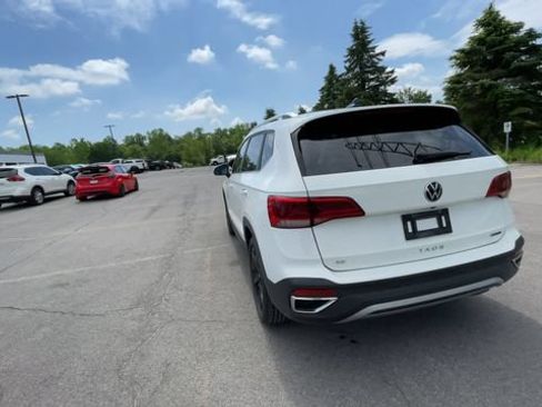 Used 2022 Volkswagen Taos SE w/ Panoramic Sunroof Package AWD/4WD image 8