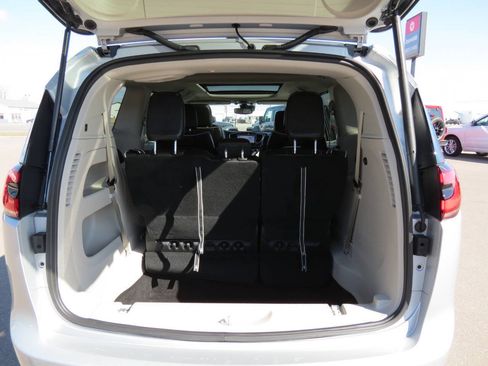 Used 2024 Chrysler Pacifica Limited w/ Trailer Tow Group FWD image 18