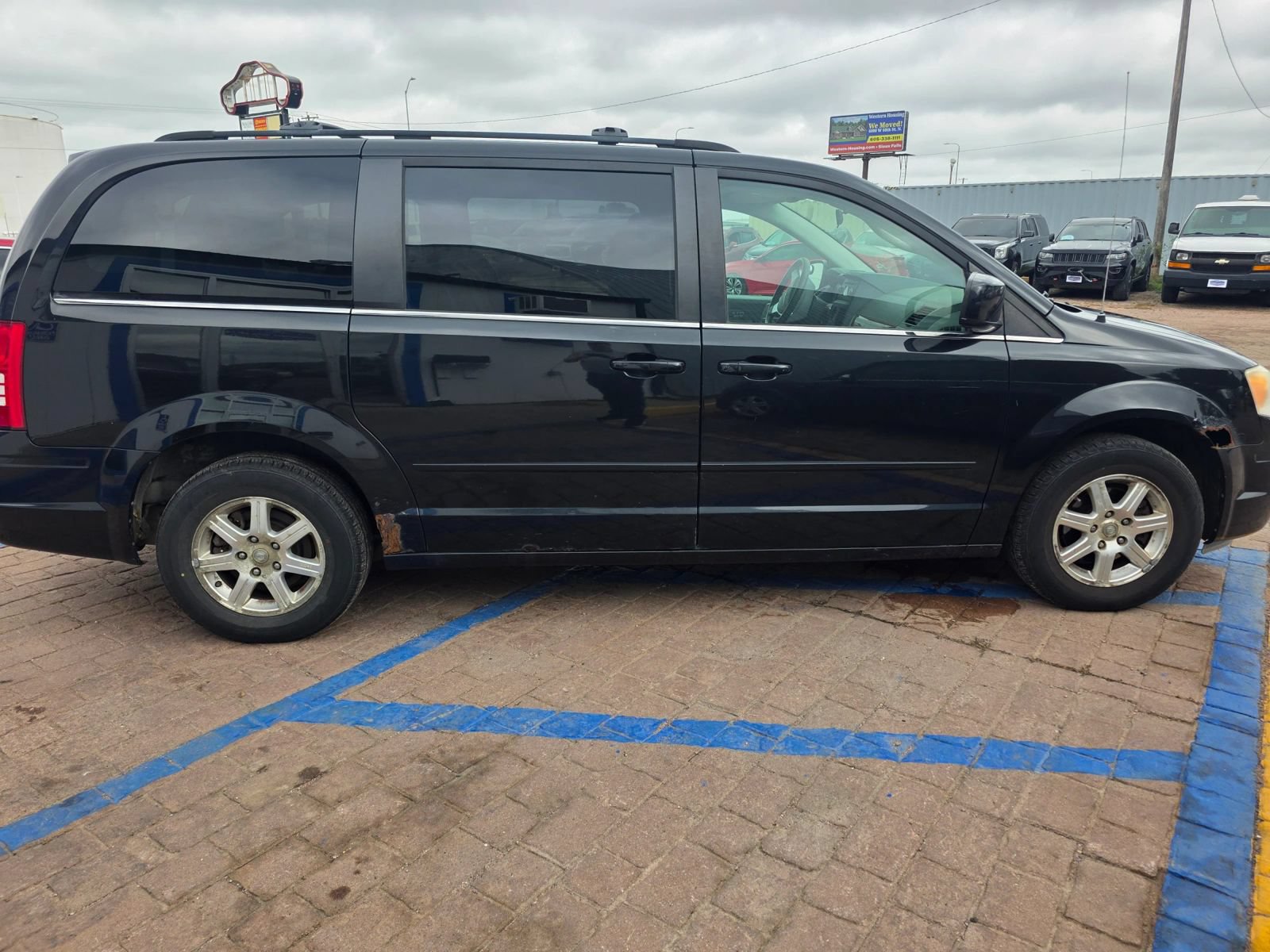 Used 2008 Chrysler Town & Country Touring FWD image 4