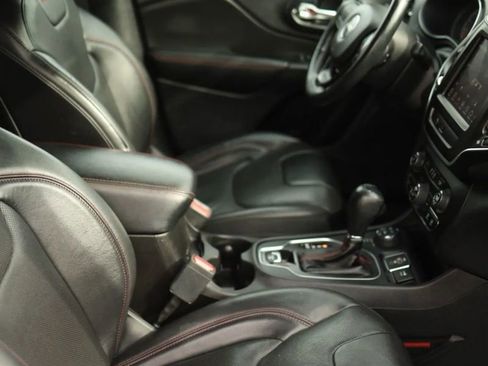 Used 2019 Jeep Cherokee Trailhawk AWD/4WD image 49