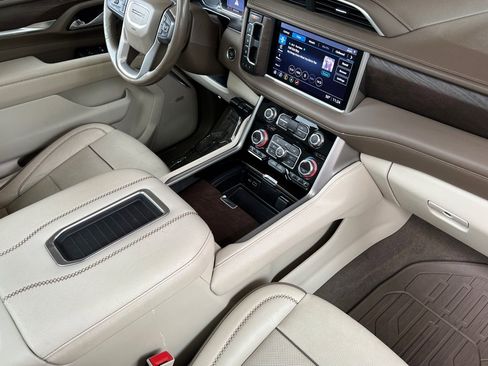 Used 2021 GMC Yukon Denali w/ Denali Premium Package image 17