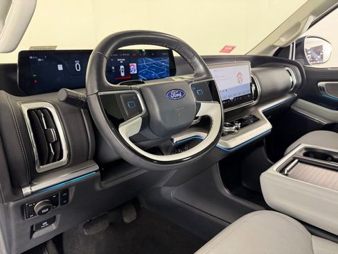 Used 2025 Ford Expedition Platinum w/ Driver's Package AWD/4WD image 23