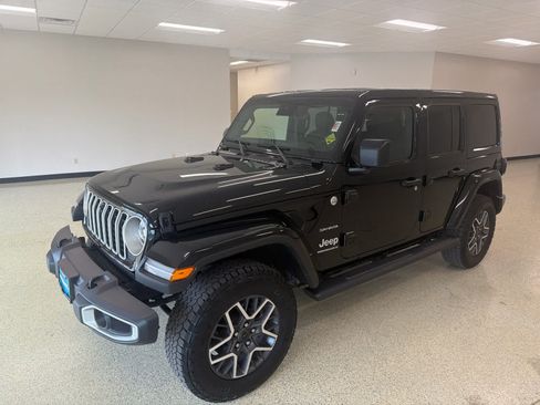 Used 2024 Jeep Wrangler Unlimited Sahara w/ Dual Top Group AWD/4WD image 8