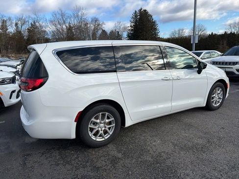 New 2026 Chrysler Pacifica Select image 3