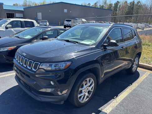 Used 2022 Jeep Compass Latitude image 1