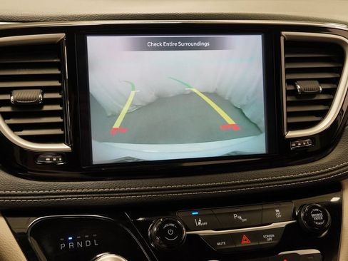 Used 2024 Chrysler Pacifica Limited FWD image 34