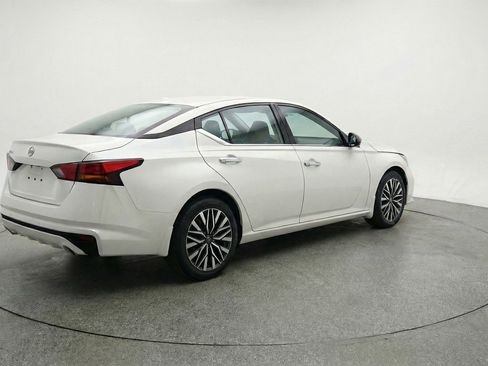 Used 2025 Nissan Altima 2.5 SV image 9