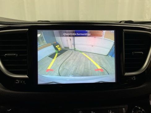 Used 2022 Chrysler Pacifica Touring-L image 8