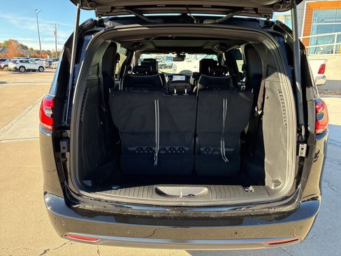 New 2026 Chrysler Pacifica Limited w/ Uconnect Theater Family Group image 5
