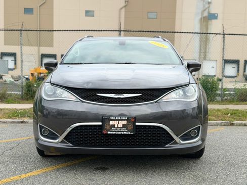 Used 2018 Chrysler Pacifica Touring-L FWD image 2