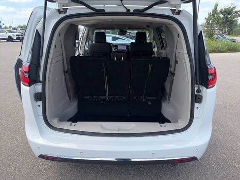 Used 2024 Chrysler Pacifica Limited FWD image 28