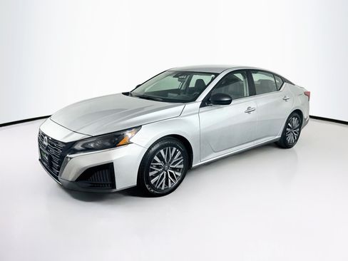 Used 2025 Nissan Altima 2.5 SV FWD image 3