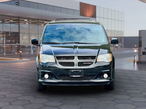 Used 2017 Dodge Grand Caravan SXT image 3