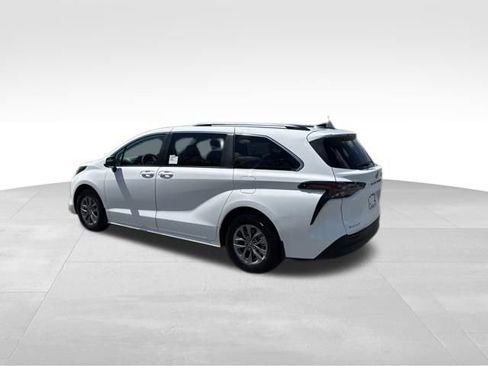 New 2026 Toyota Sienna LE image 3