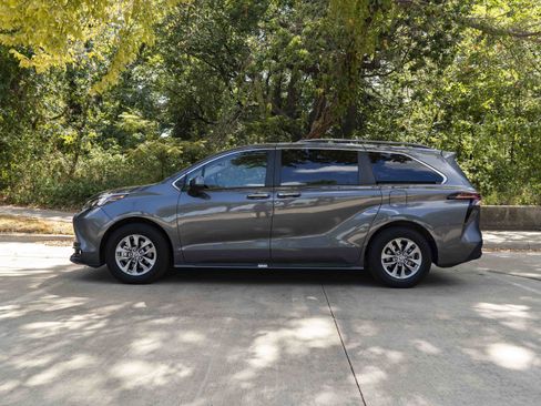 Used 2025 Toyota Sienna XLE FWD image 6