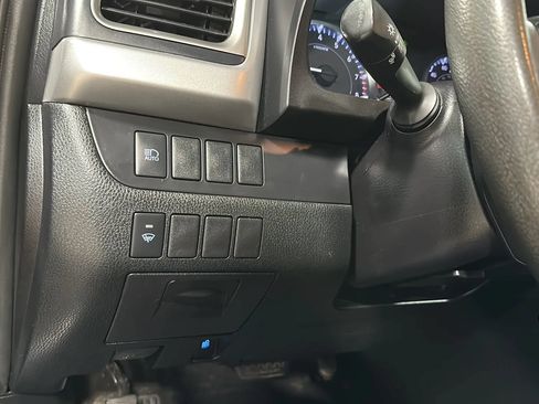 Used 2019 Toyota Highlander LE AWD/4WD image 29
