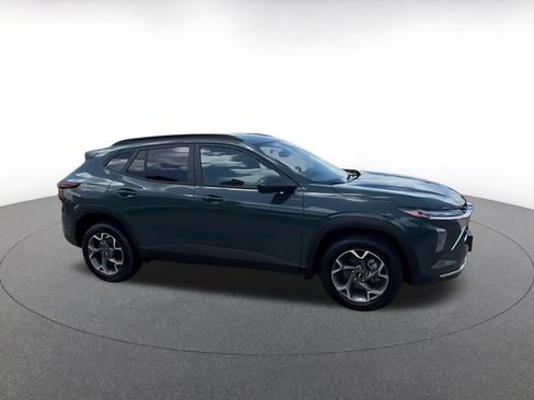 Used 2025 Chevrolet Trax LT w/ LT Convenience Package FWD image 2