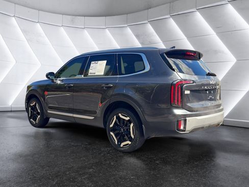 Used 2024 Kia Telluride EX w/ EX Captain's Chair Package image 3